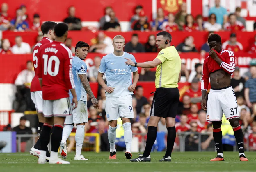 Manchester derbisinde 10 kişi kalan City, United'ı devirdi 1