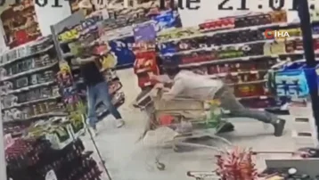 Markette silahlı düello. Müşterilerin arasında birbirlerine kurşun yağdırdılar