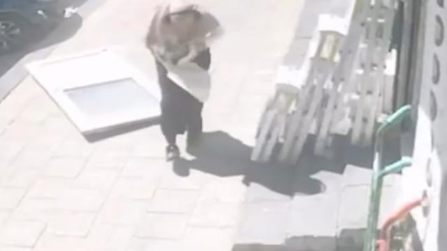 Metrelerce yüksekten düşen kapıdan saniyelerle kurtuldu