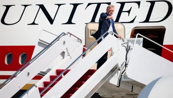 Trump'tan gazetecilere yeni yasak. Başkanlık uçağına almadı