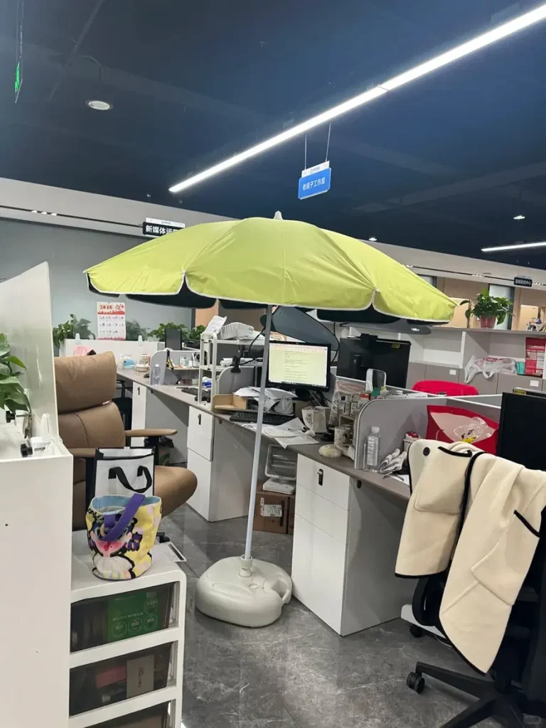 Ofiste şemsiye açıp maske takıyorlar 1
