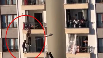İkinci kata tırmandı, çocuğu kurtardı