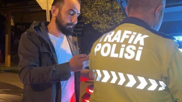 Alkollü sürücüden polislere "abartmayın" tepkisi