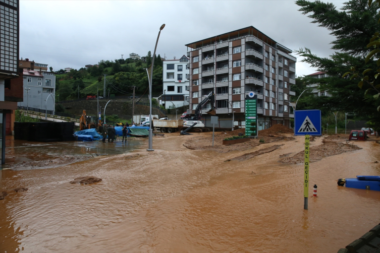 Rize'de etkili olan sağanak hayatı olumsuz etkiledi