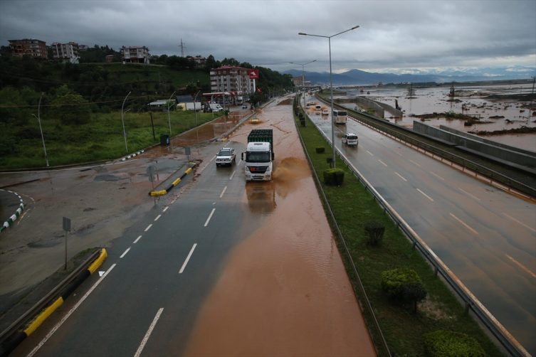 Rize'de etkili olan sağanak hayatı olumsuz etkiledi