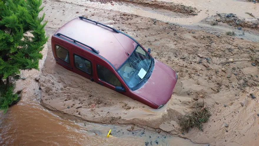Rize'de sağanak bastırdı, otomobiller suya gömüldü 1