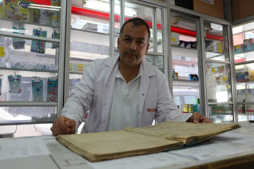 ECZANEDE ÜÇ KUŞAKTIR HİZMET VERİYORLAR 2