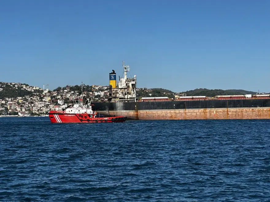Rusya'da saldırıya uğrayan gemi İstanbul Boğazı'ndan geçti 1