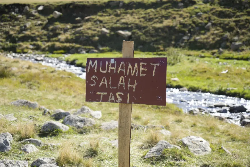 Salah'ın oturduğu taş meşhur olmuştu. Yanına konulan tabela ve bank bir gecede kayboldu 2