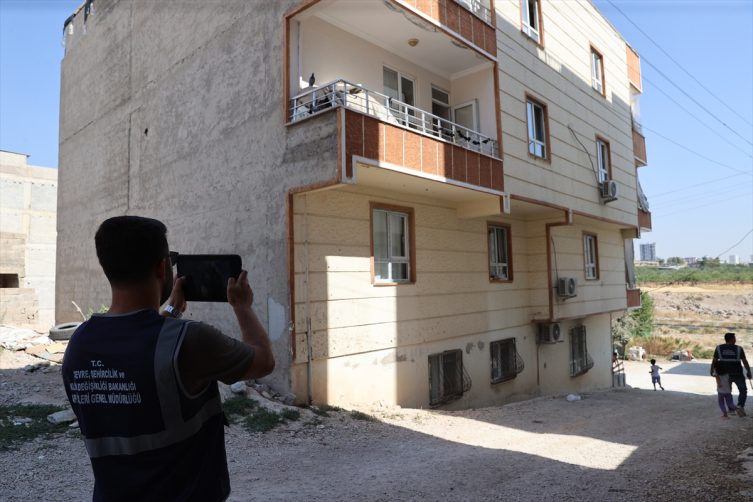Şanlıurfa'daki depremin ardından hasar tespit çalışmaları sürüyor
