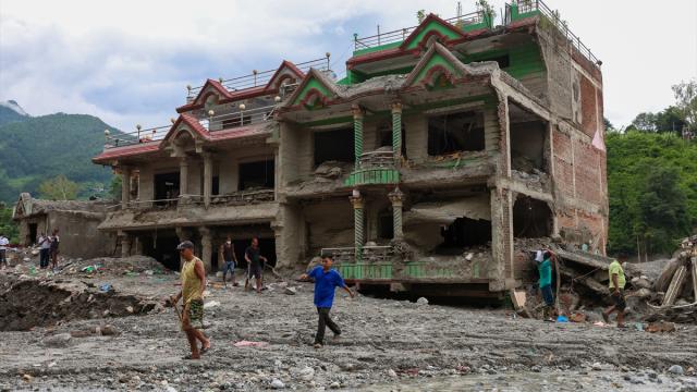 Nepal'deki sel felaketinde kaybolanları arama çalışmaları sürüyor