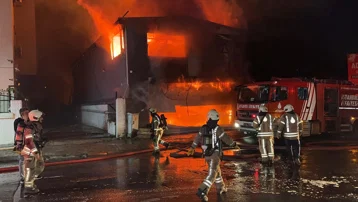 Esenyurt'ta iş yeri yangını. Lastikçi dükkanında çıktı, 5 iş yerine sıçradı