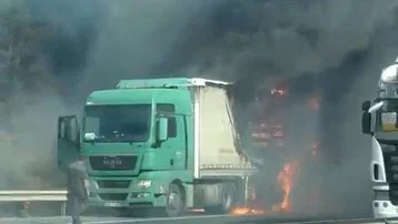 TEM Otoyolu'nda TIR yangını: Esenyurt-Edirne yönü trafiğe kapandı