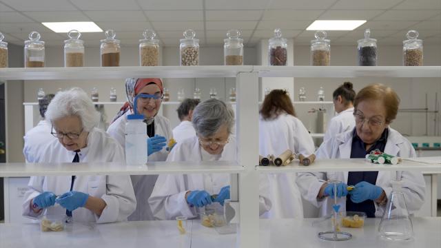 Huzurevi sakinleri mutfaktan laboratuvara taşıdıkları limon kabuklarını ürüne dönüştürdü
