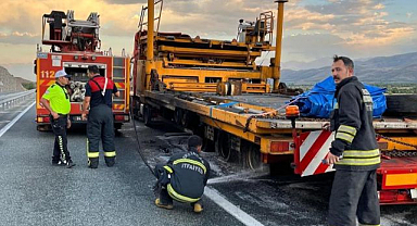 Seyir halindeki tırın dorsesi yandı