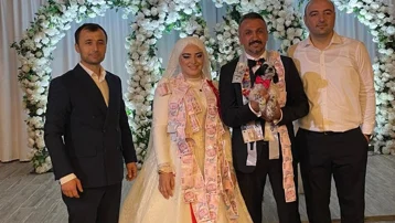 Düğünde damada altın yerine av köpeği yavrusu taktı