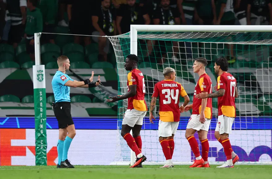 Sporting maçında Okan Buruk'u çıldırtan penaltı kararı. Hakemlere yoğun tepki 1