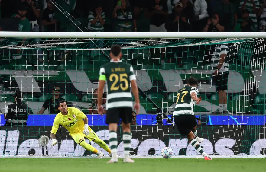 Sporting maçında Okan Buruk'u çıldırtan penaltı kararı. Hakemlere yoğun tepki 2