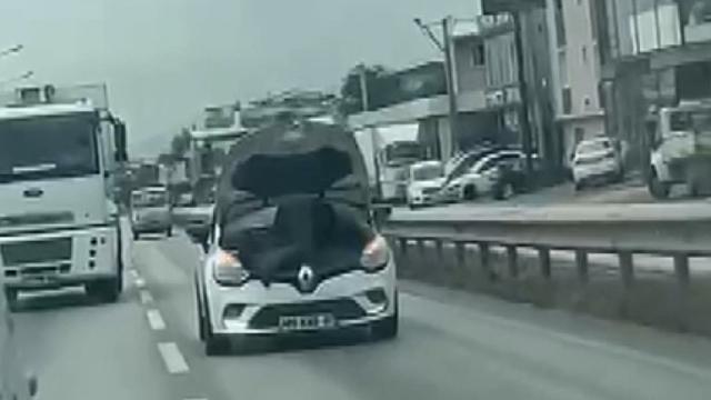 Trafikte şaşkına çeviren görüntü: Seyir halindeki araçta tamirat