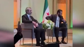 Ahmed Şara'nın koltuk değişimi alkış aldı