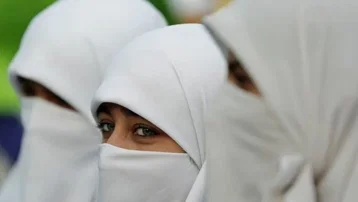 İtalya hükümeti, yabancı öğrenci sayısı ve başörtüsü yasağı için yasa tasarısı hazırlıyor