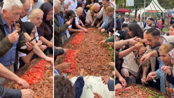 Bursa'da ilginç görüntü. 700 kişi aynı tepsiden 50 kilo iskender yedi
