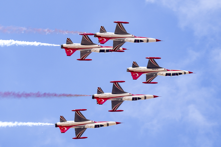 Türk Yıldızları'nın nefes kesen gösterisi TEKNOFEST Güneydoğu'da