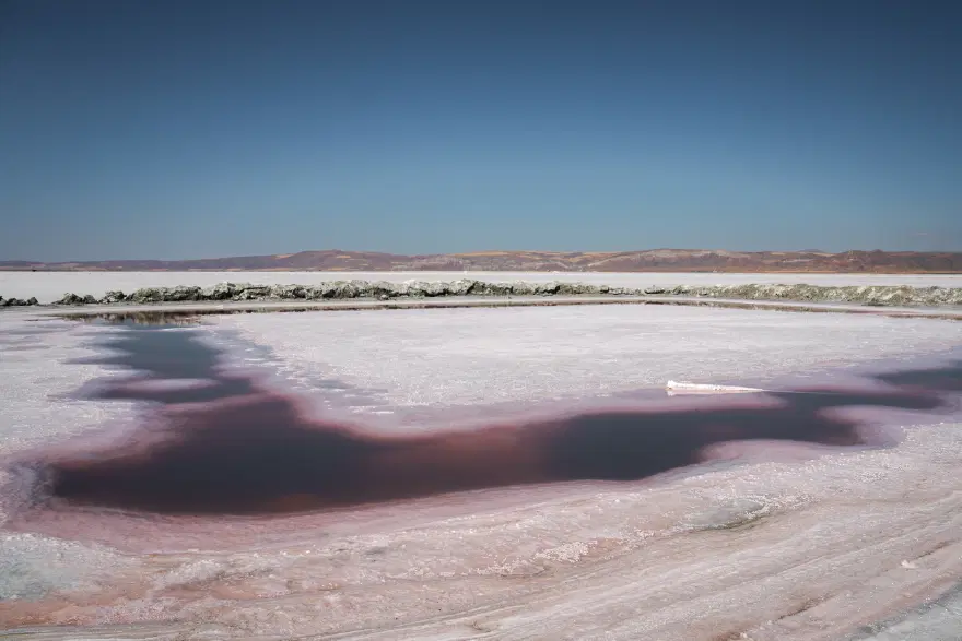 Tuz Gölü’nde sular çekildi, hasat başladı. Yıllık ortalama 1,5 milyon ton tuz çıkarılıyor 1