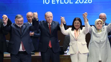 Foça Belediye Başkanı Saniye Bora Fıçı, AK Parti'ye katıldı