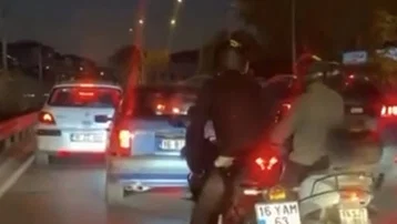 Yol vermeyen otomobil sürücüsünün etrafını sardılar