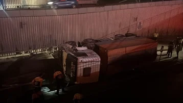 İBB'ye bağlı asfalt kamyonu alt geçit yoluna düştü