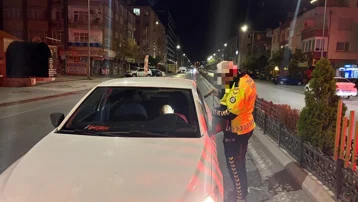 Yolun ortasında polisin uyandırdığı sürücü, geri uyudu