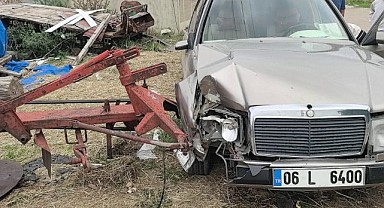 Erzurum'da kontrolden çıkan araç direğe çarptı!