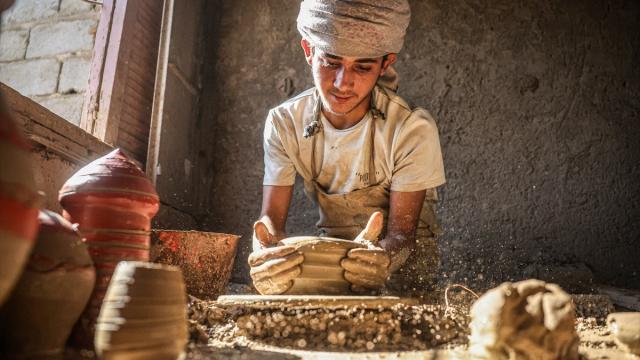 Suriye'de 19 yaşındaki genç çömlekçi kültürel mirası geleceğe taşıyor
