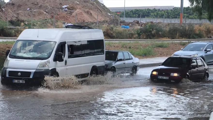 Yağmur aralıksız yağacak, rüzgar üşütecek. Meteoroloji 14 ili sarı kodla uyardı 2