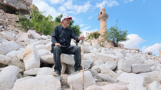 Terk edilen köyündeki camiye 23 yıldır gönüllü olarak gözü gibi bakıyor