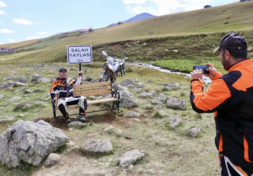 Yayla yayla olalı böyle ilgi görmedi, Salah taşının yanına bank konuldu 1