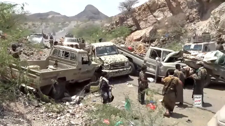 Yemen'de çatışmalar sürüyor. Husiler, Babülmendep'in kontrolünü ele geçirmek üzere