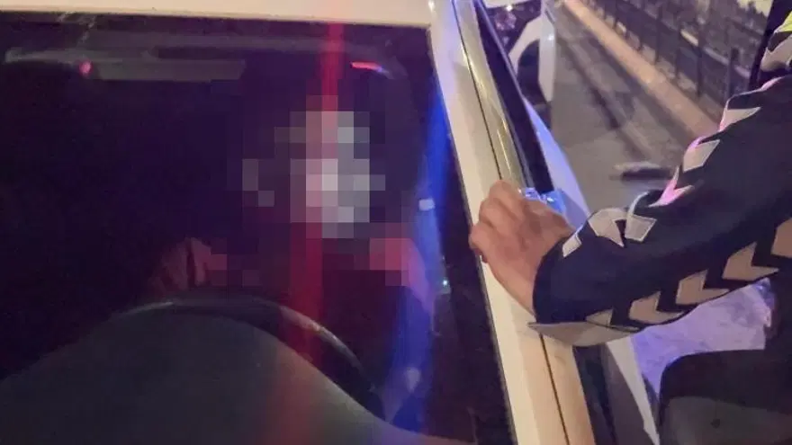 Yolun ortasında polisin uyandırdığı sürücü, geri uyudu 4