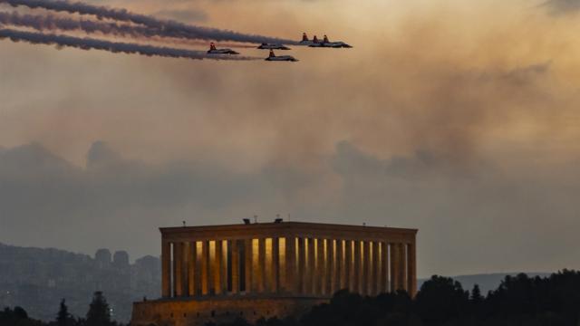 Türk Yıldızları'ndan Anıtkabir üzerinde gösteri uçuşu