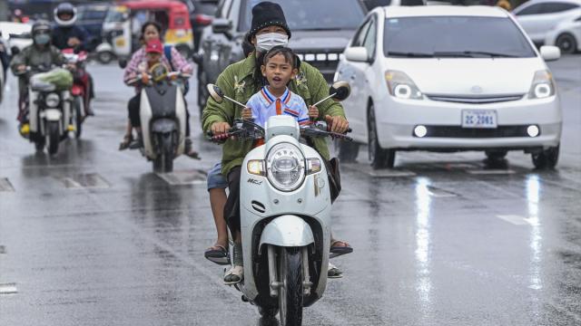 Phnom Penh sokaklarında hayat motosikletlerin üzerinde akıyor