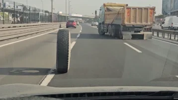İstanbul'da trafikte ilginç anlar. Kamyonun iki lastiği peş peşe yerinden çıktı