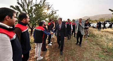 Vali Karakaya badem hasadına katıldı