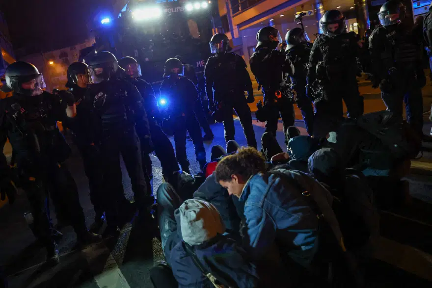 Avrupa'daki protesto dalgası Almanya'ya sıçradı, polis göstericiler müdahale etti 2