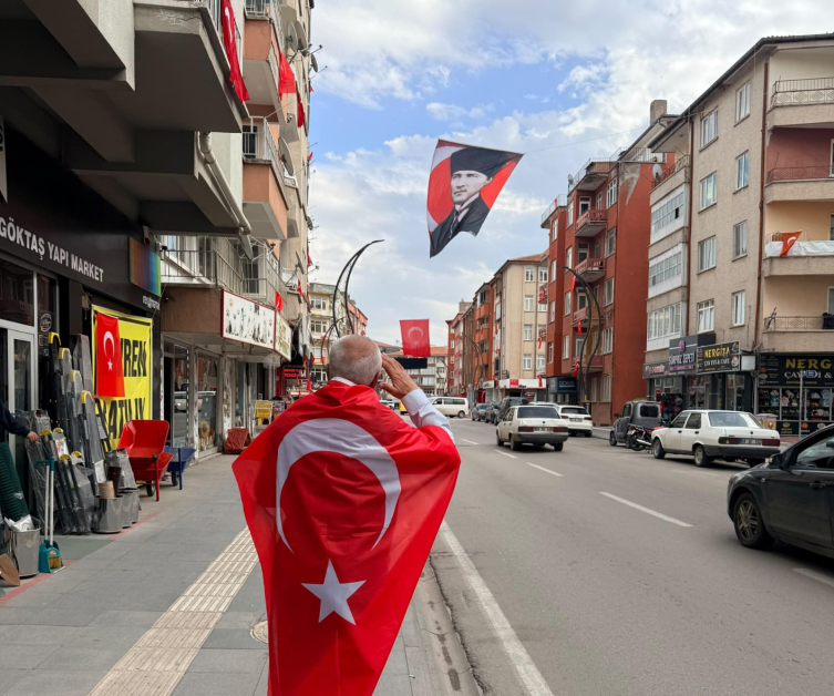 Belediyeden bayrak istediler, bir gecede bütün cadde bayraklarla donatıldı