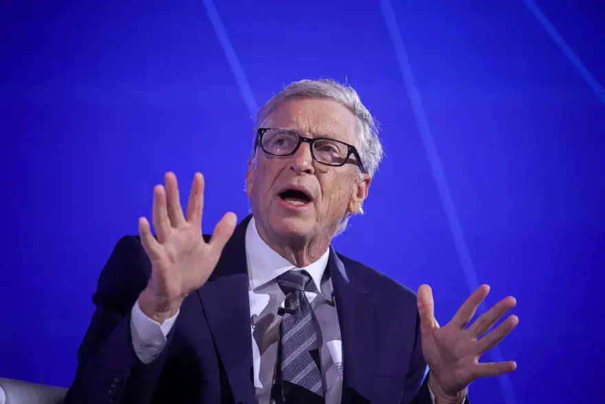 Bill Gates'ten insansı robot uyarısı: İnşaat ve fabrika işçileri de işsiz kalabilir