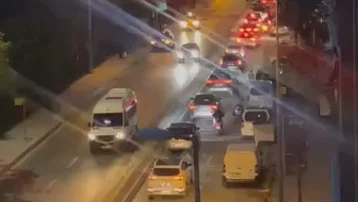 Bayrampaşa'da yol çöktü. Mahsur kalanlar var