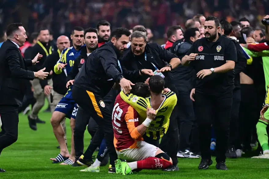 Derbi sonrası kavga eden futbolculara ceza kapıda. 10 maça kadar men gelebilir 3