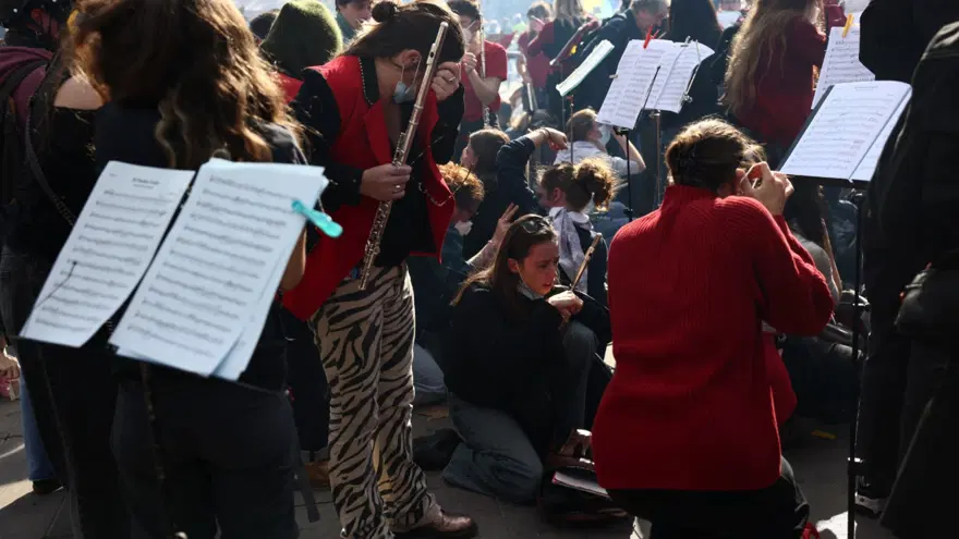 Eylemlere destek için sokağa çıkan orkestra, gaz altında bile susmadı. Şarkılar dikkat çekti 1