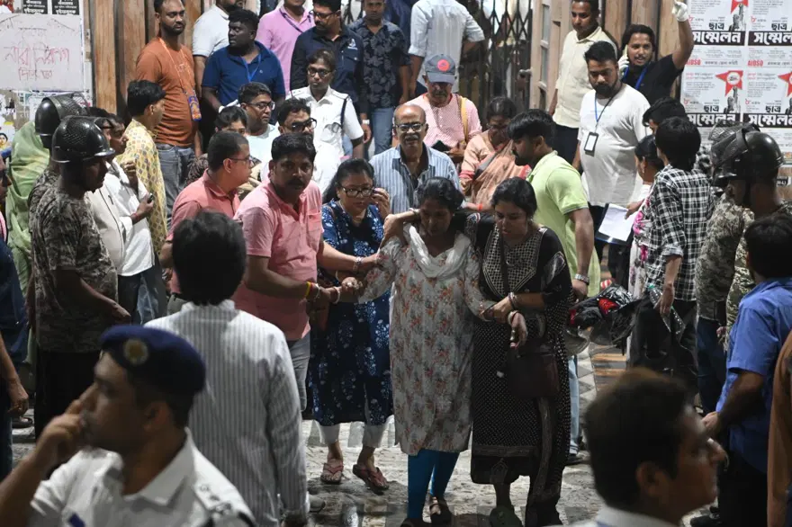 Hindistan'da dini festivaller kana bulandı. Önce izdiham, şimdi de kamyon faciası